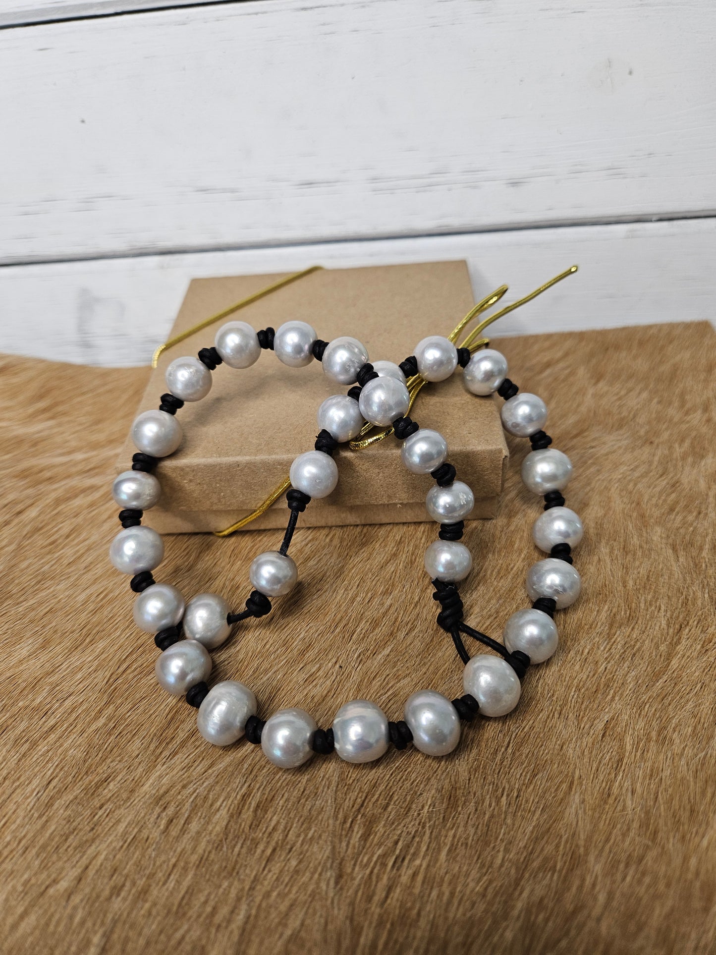 Silver-Gray Freshwater Pearl Necklace: Knotted Leather, Minimalist Boho