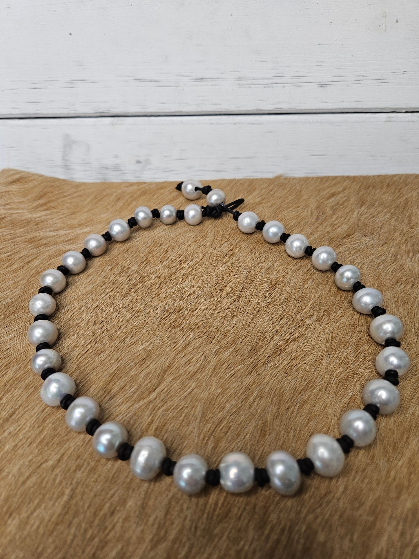 Silver-Gray Freshwater Pearl Necklace: Knotted Leather, Minimalist Boho